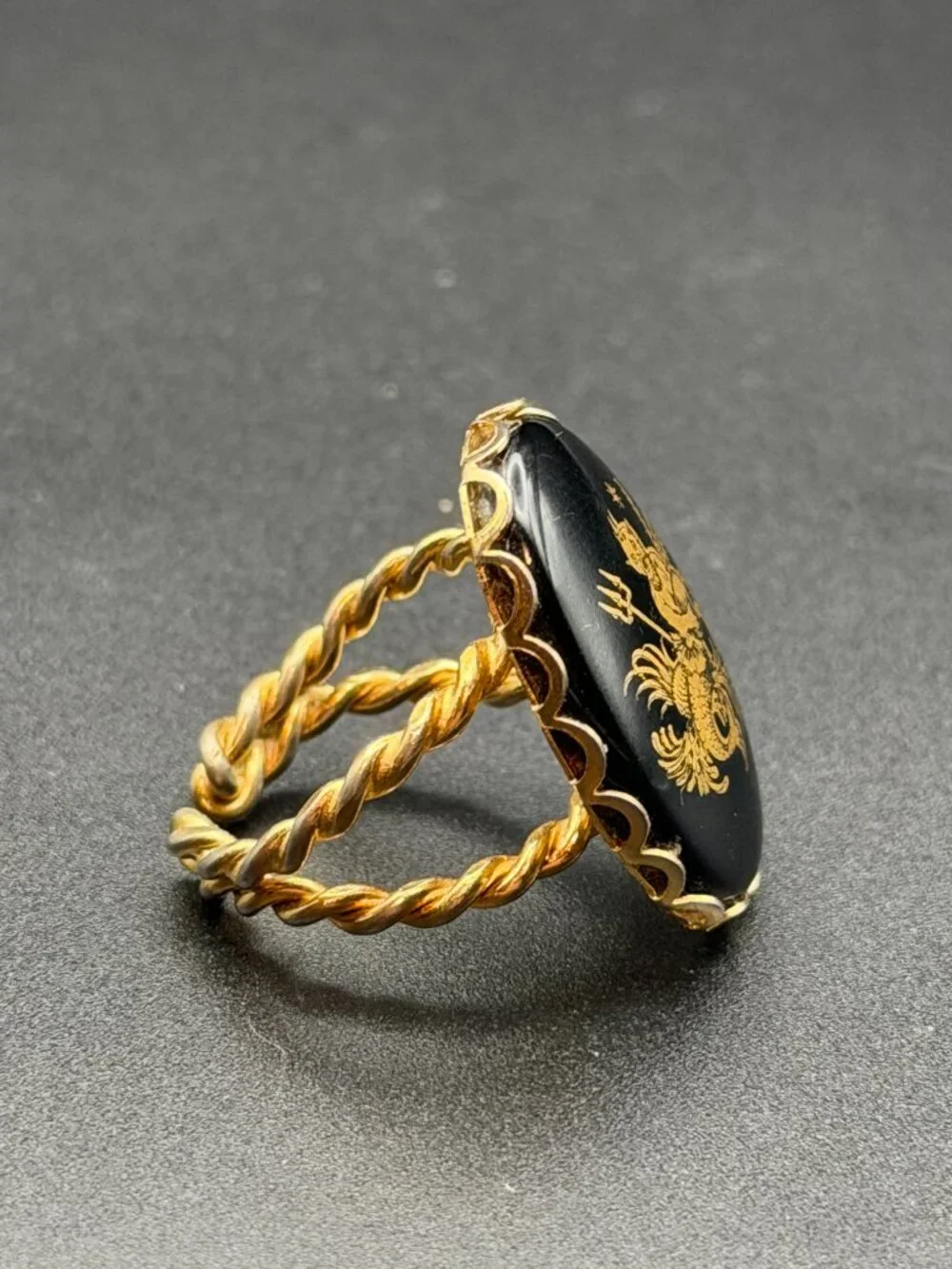 VTG Neptune Poseidon Mythology Black Lucite Gold Tone Adjustable Cocktail Ring - Picture 4 of 5